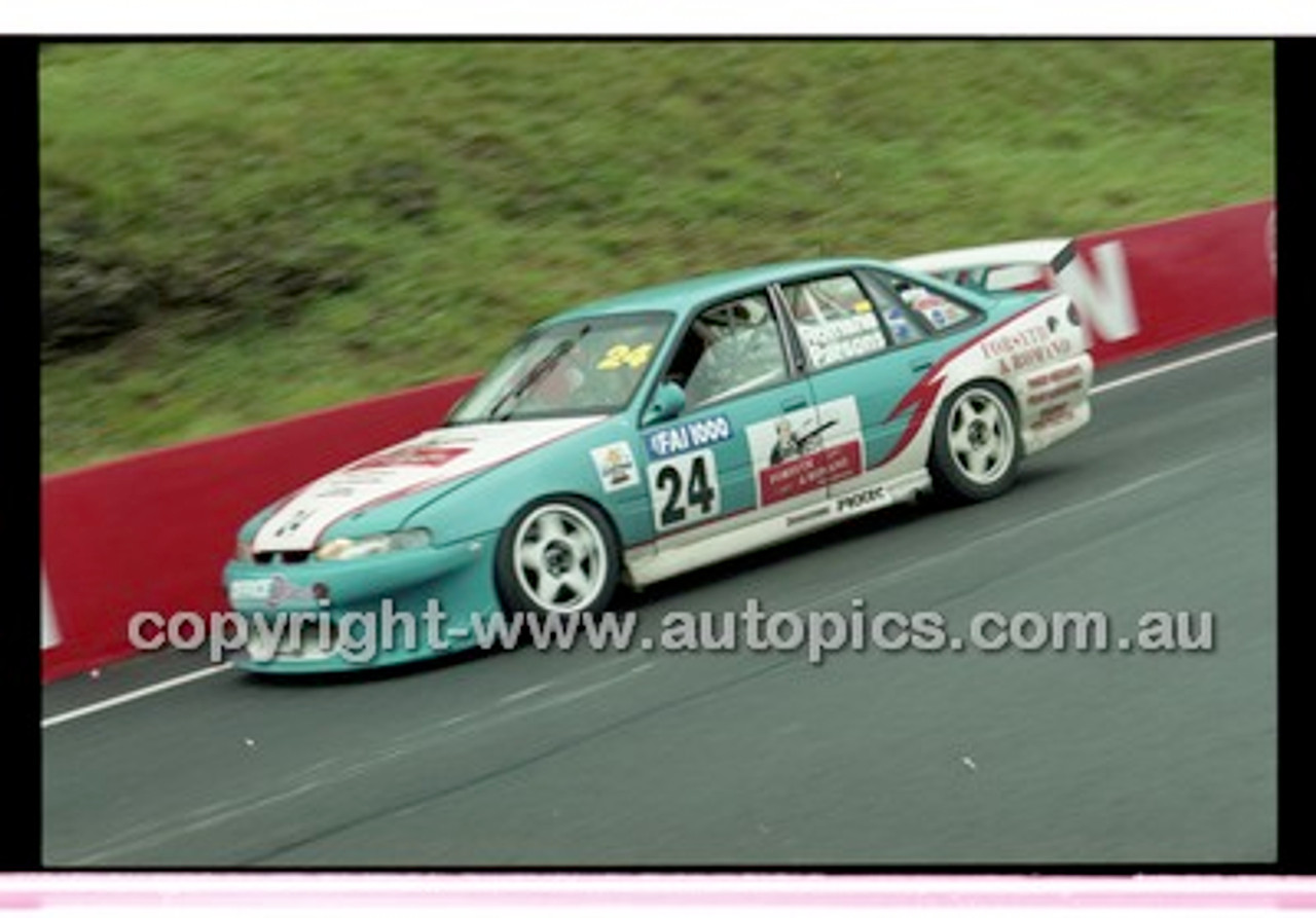 FIA 1000 Bathurst 19th November 2000 - Photographer Marshall Cass - Code 00-MC-B00-377