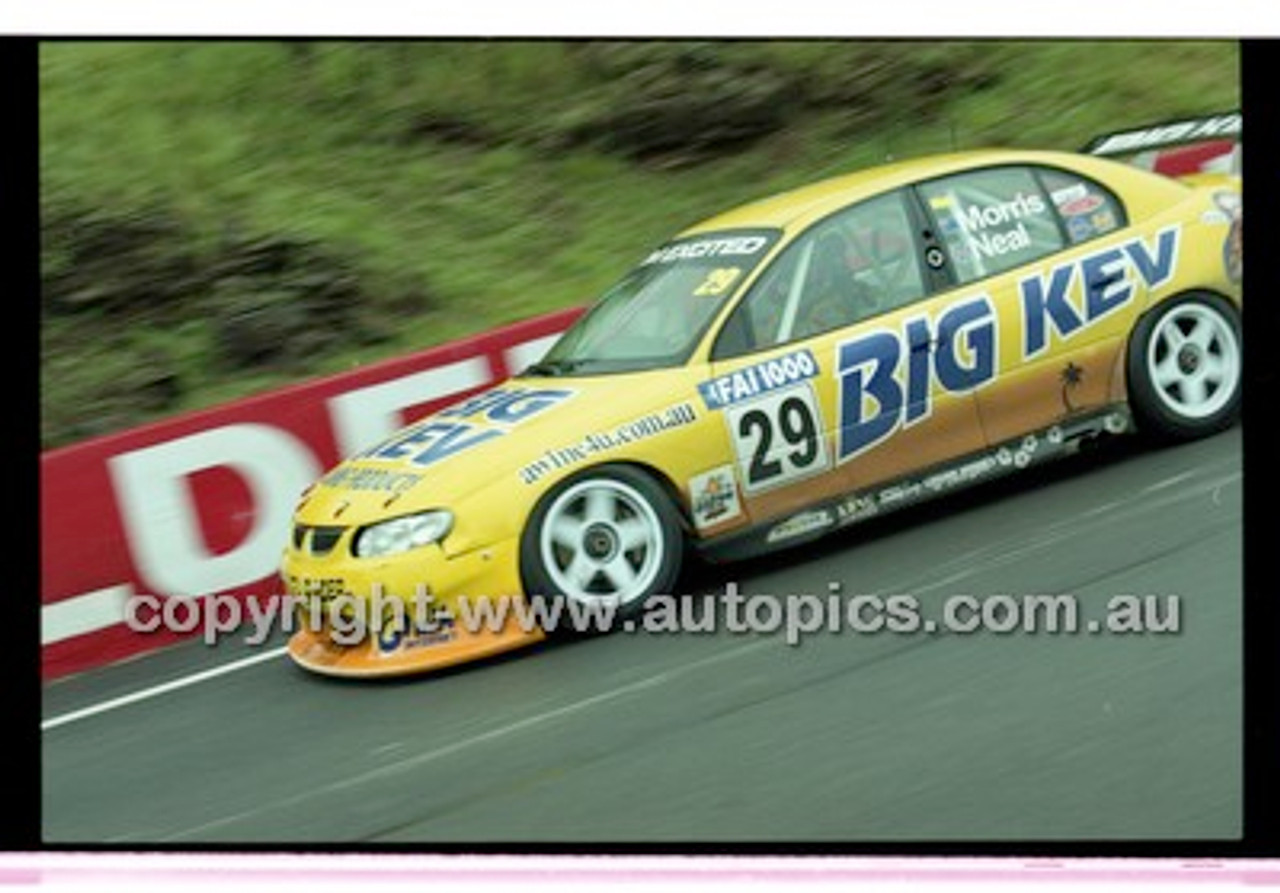 FIA 1000 Bathurst 19th November 2000 - Photographer Marshall Cass - Code 00-MC-B00-378