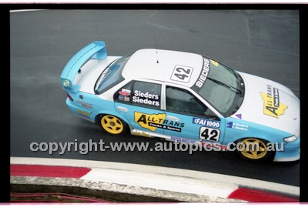 FIA 1000 Bathurst 19th November 2000 - Photographer Marshall Cass - Code 00-MC-B00-699