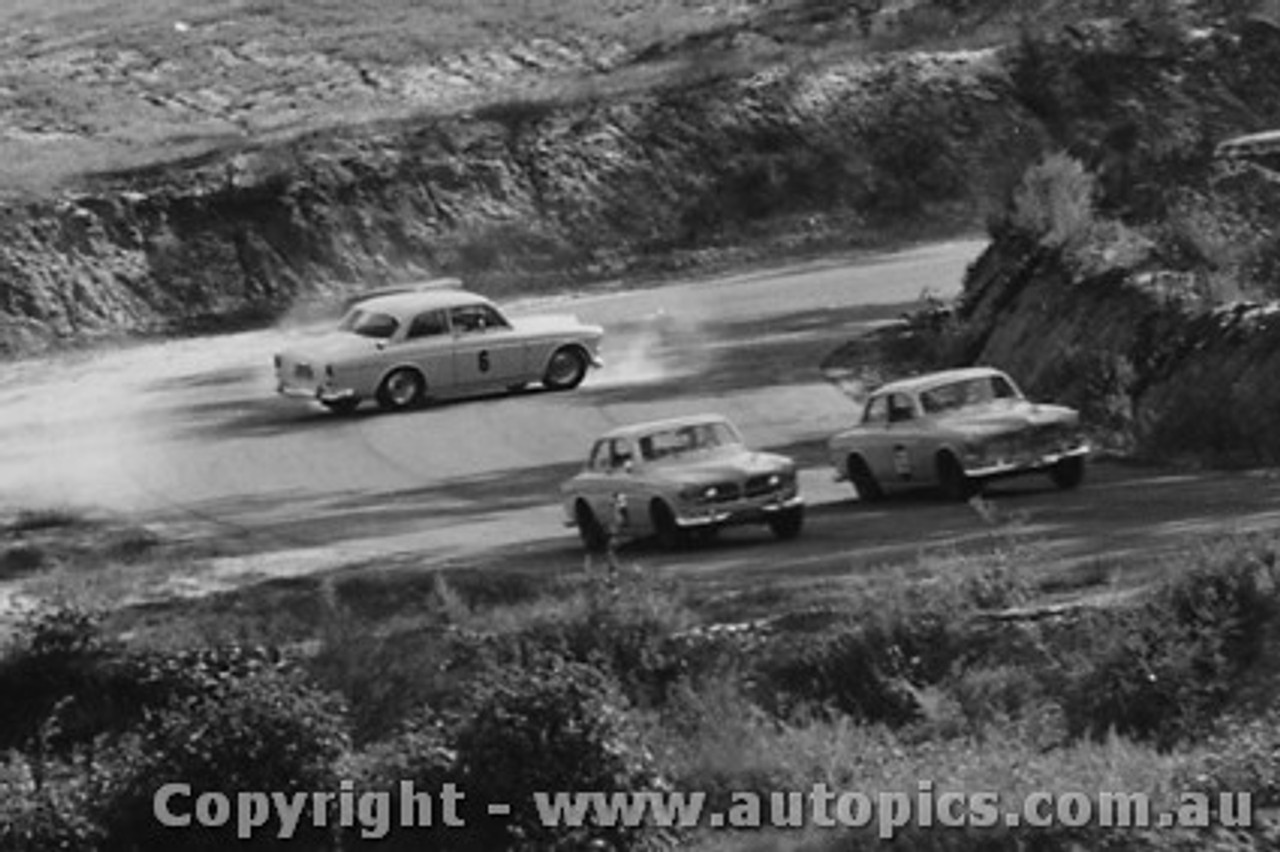 67006 - Battle of the Volvos  -  Volvo 122S  Amaroo Park  1967 - Photographer David Blanch