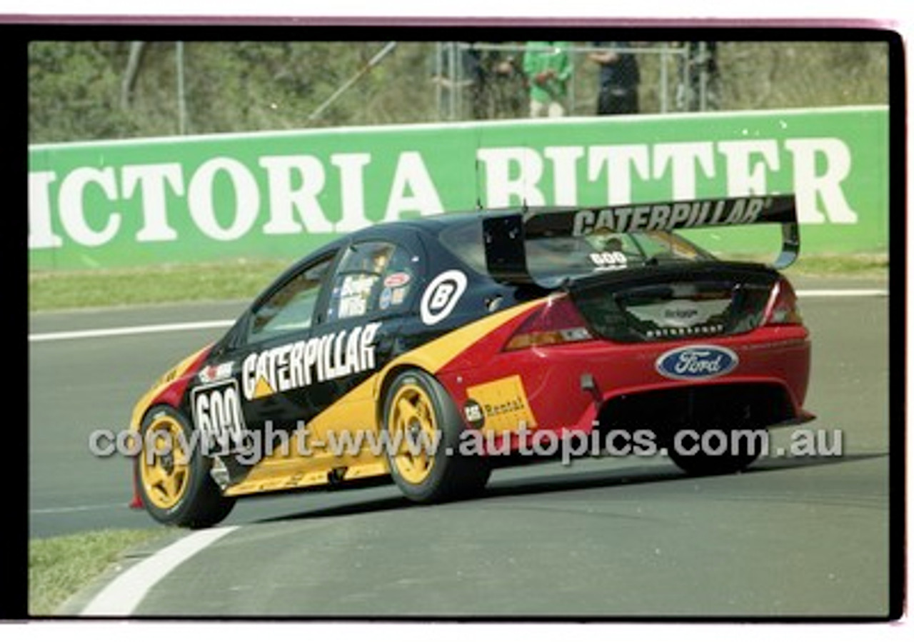 Bathurst 1000, 2001 - Photographer Marshall Cass - Code 01-MC-B01-018