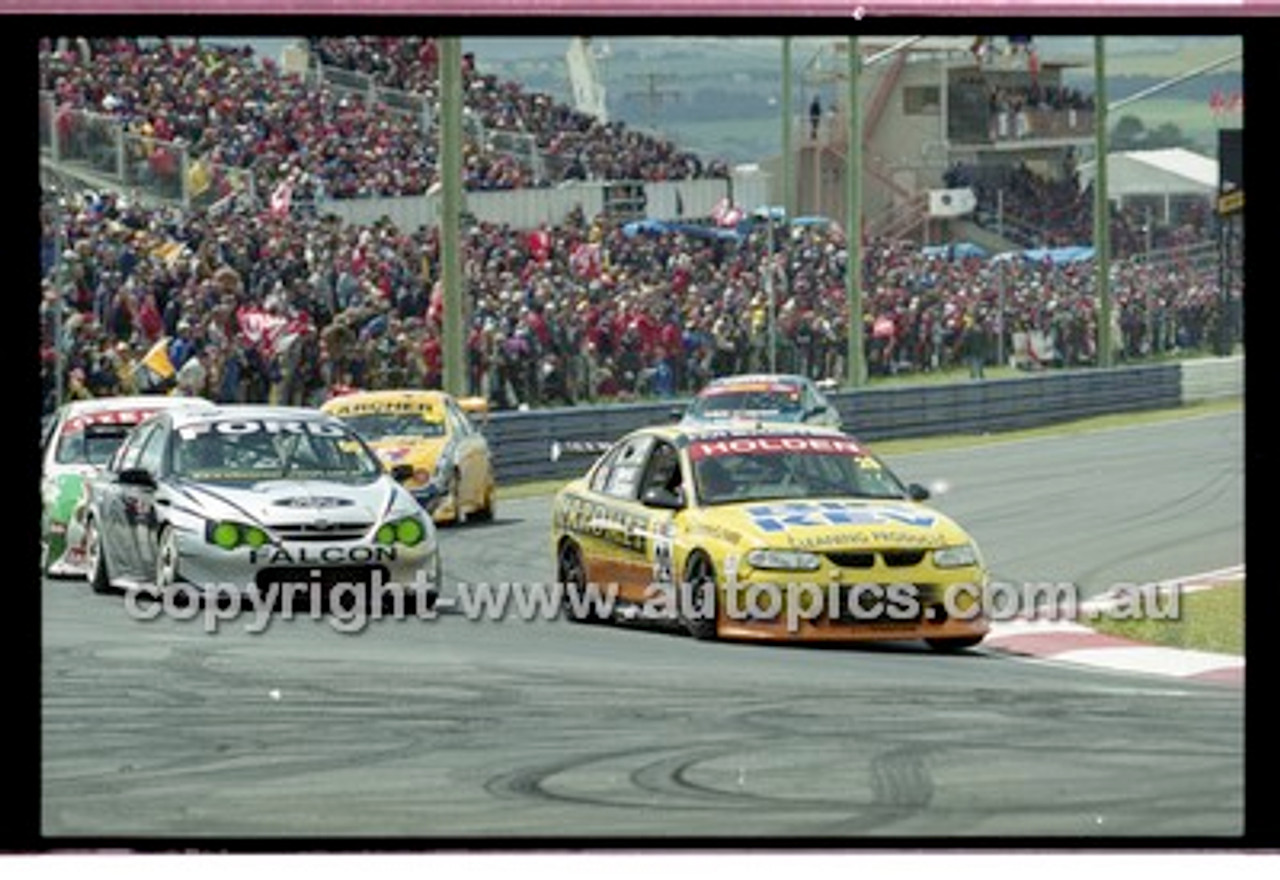 Bathurst 1000, 2001 - Photographer Marshall Cass - Code 01-MC-B01-137