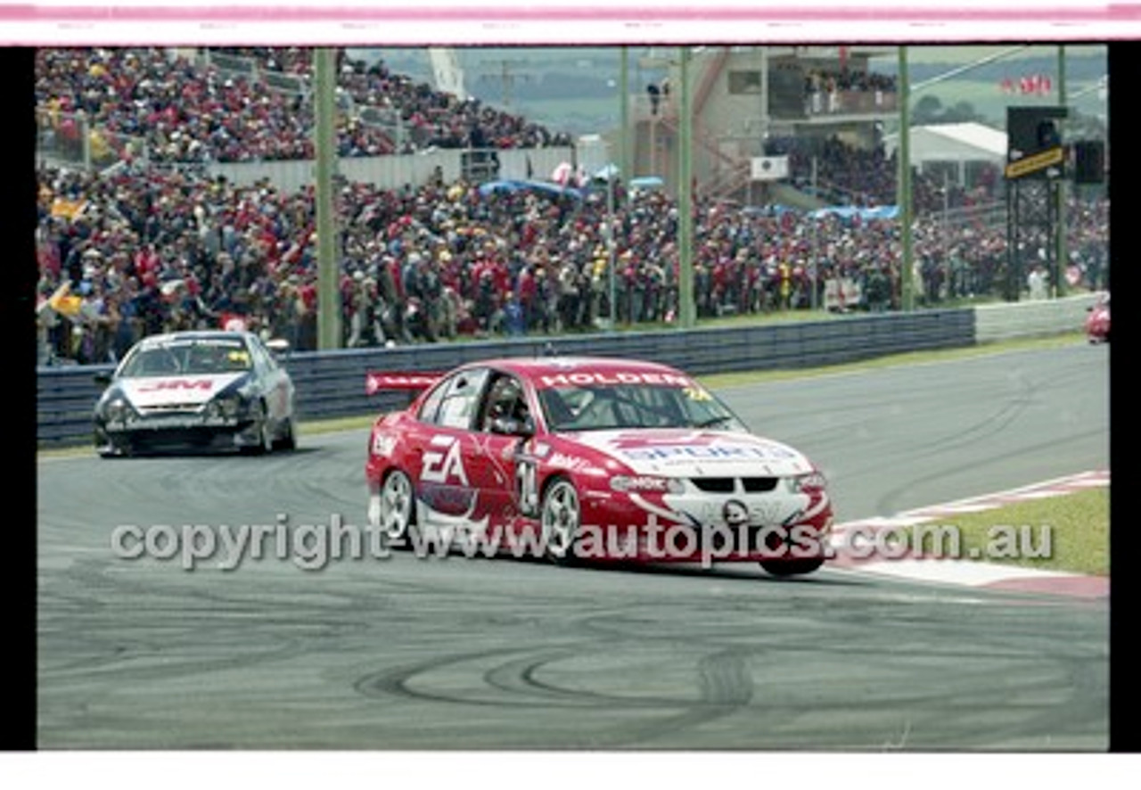 Bathurst 1000, 2001 - Photographer Marshall Cass - Code 01-MC-B01-142