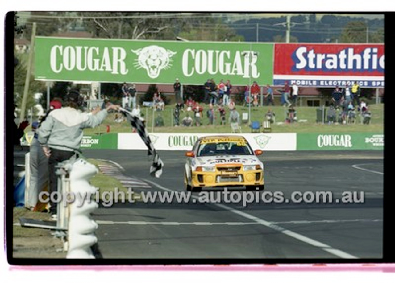 Bathurst 1000, 2001 - Photographer Marshall Cass - Code 01-MC-B01-145