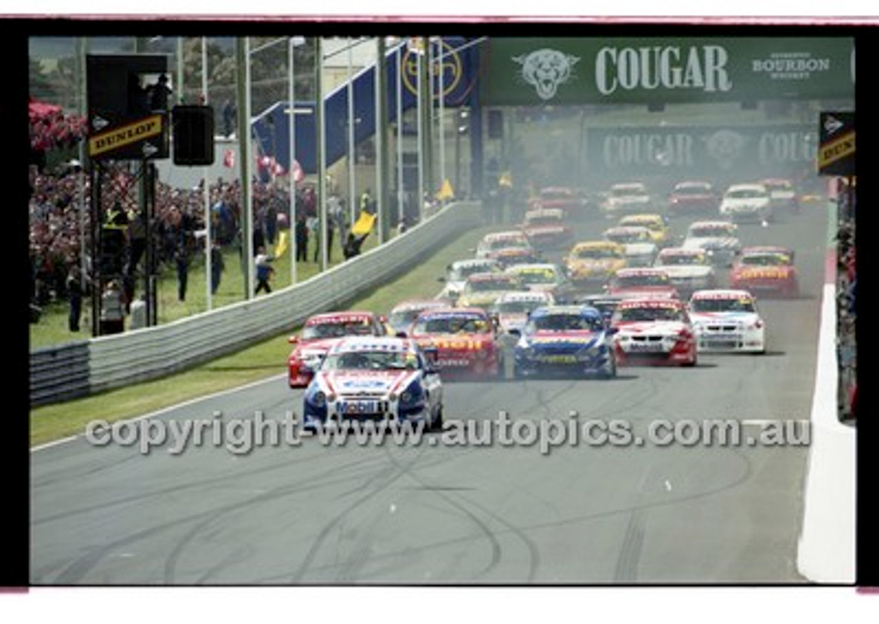 Bathurst 1000, 2001 - Photographer Marshall Cass - Code 01-MC-B01-153