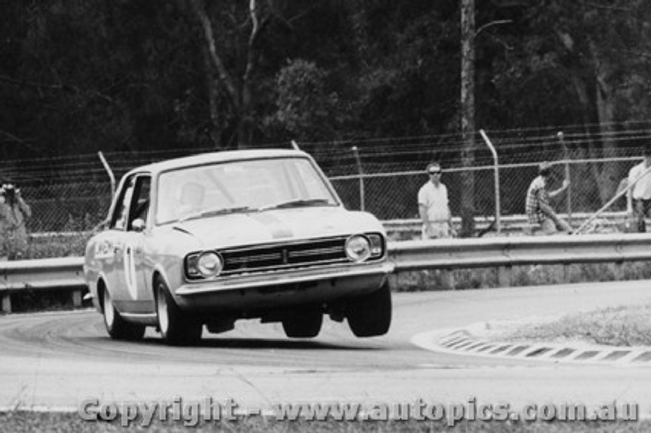 69006  -  Jim McKeown  -  Lotus Ford Cortina   Warwick Farm  1969 - Photographer David Blanch