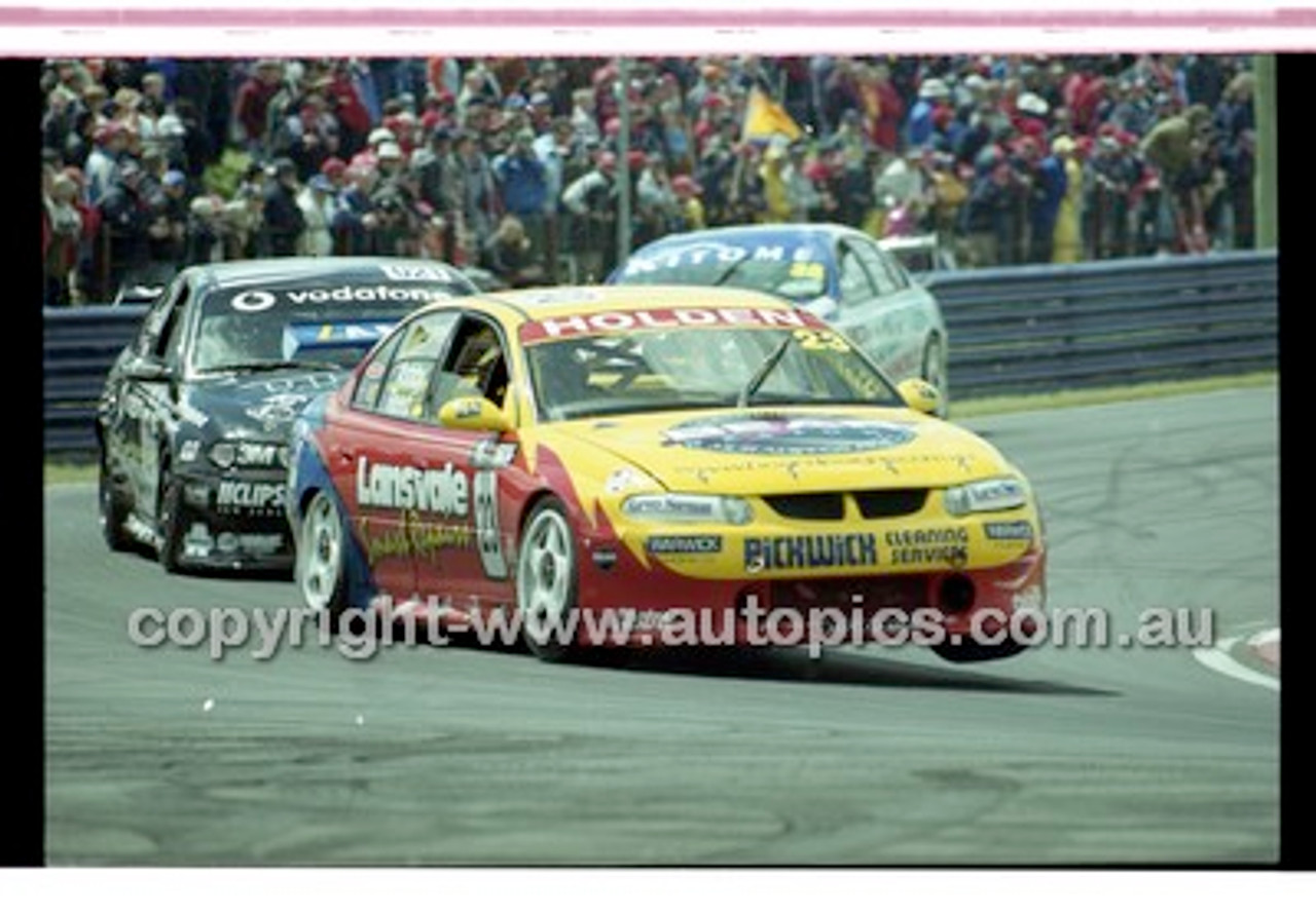 Bathurst 1000, 2001 - Photographer Marshall Cass - Code 01-MC-B01-189