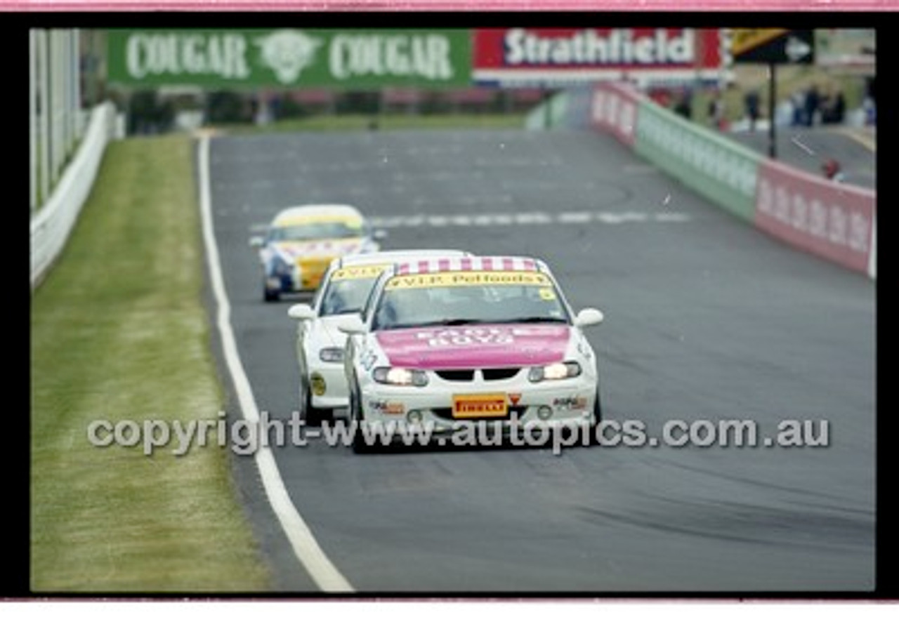 Bathurst 1000, 2001 - Photographer Marshall Cass - Code 01-MC-B01-368