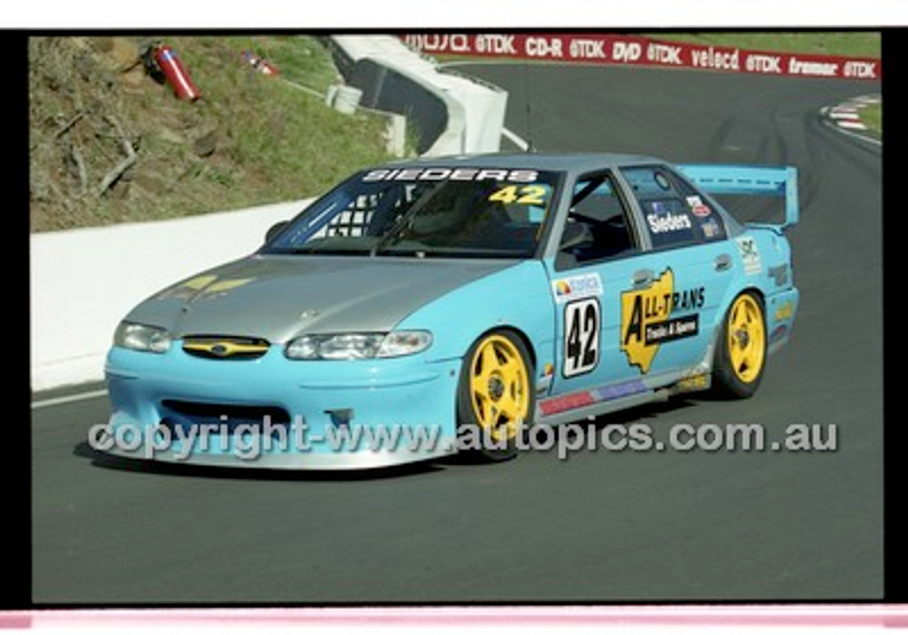 Bathurst 1000, 2001 - Photographer Marshall Cass - Code 01-MC-B01-428