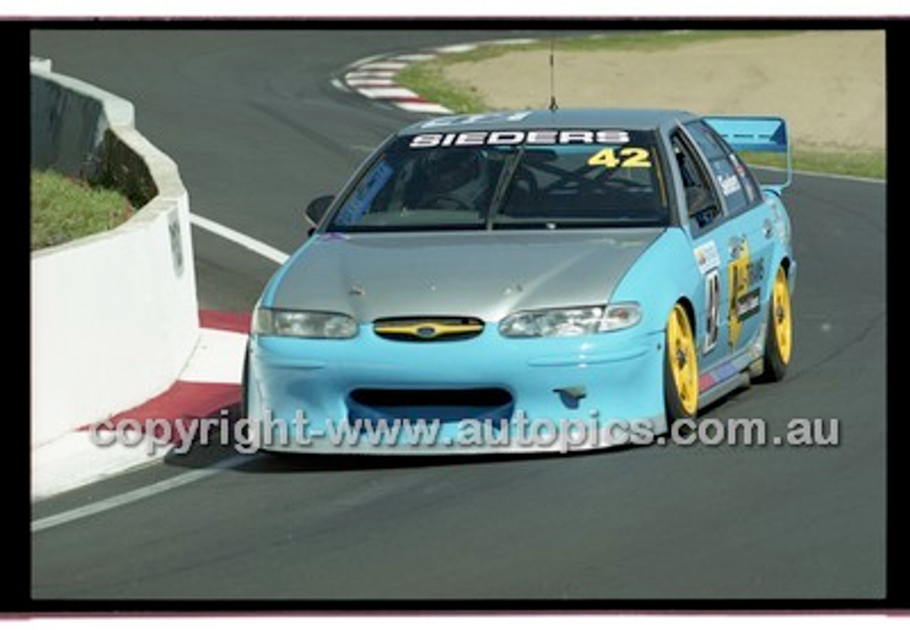Bathurst 1000, 2001 - Photographer Marshall Cass - Code 01-MC-B01-434