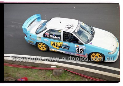 Bathurst 1000, 2001 - Photographer Marshall Cass - Code 01-MC-B01-564