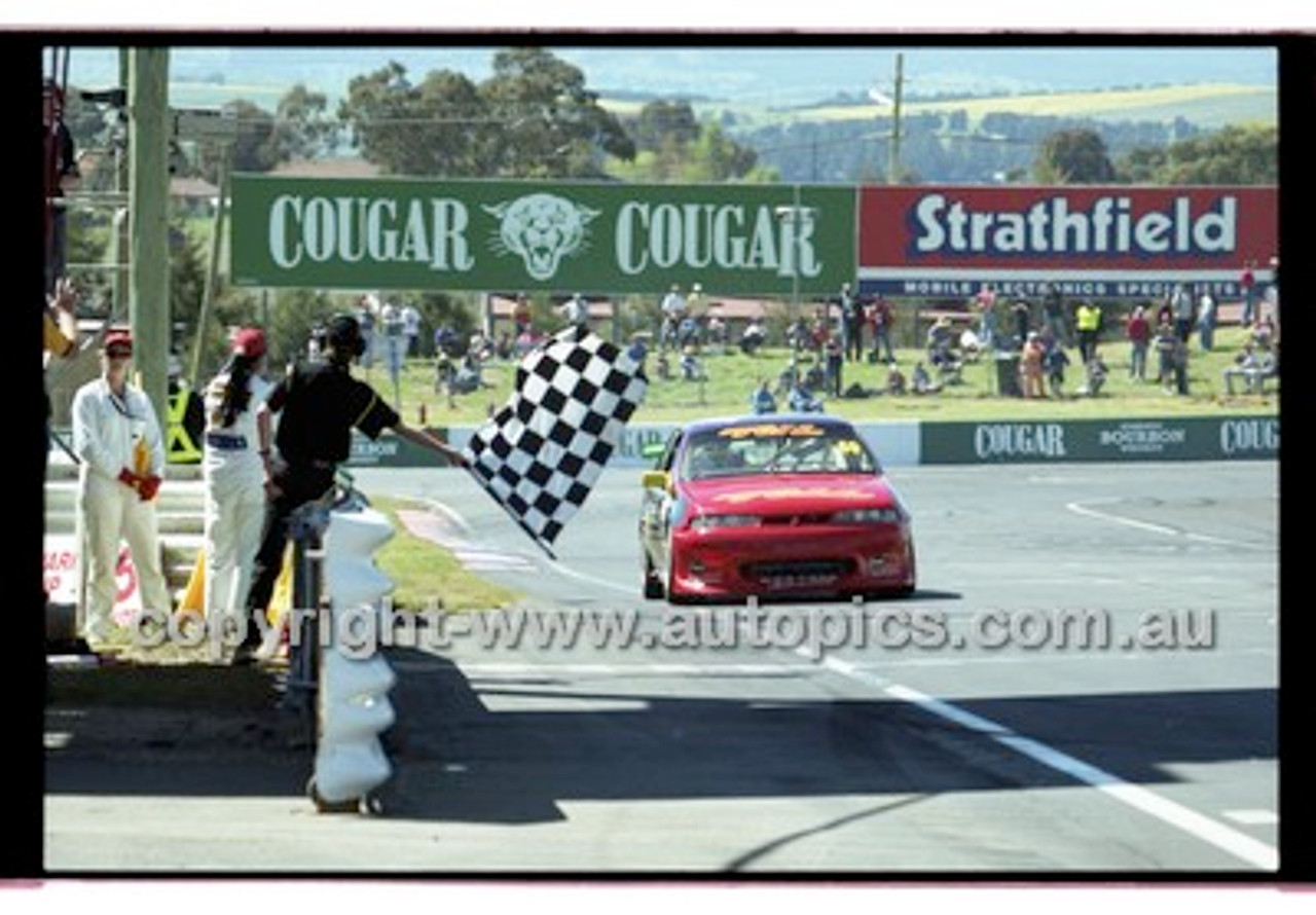 Bathurst 1000, 2001 - Photographer Marshall Cass - Code 01-MC-B01-604
