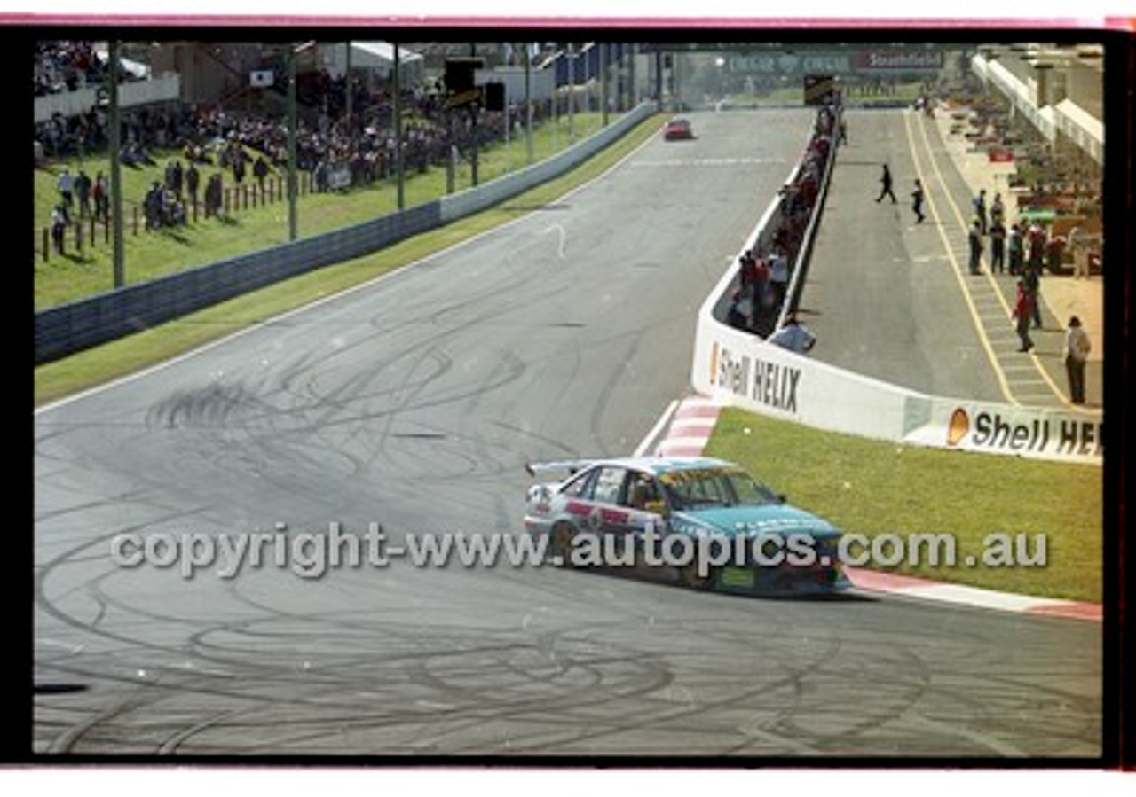 Bathurst 1000, 2001 - Photographer Marshall Cass - Code 01-MC-B01-658