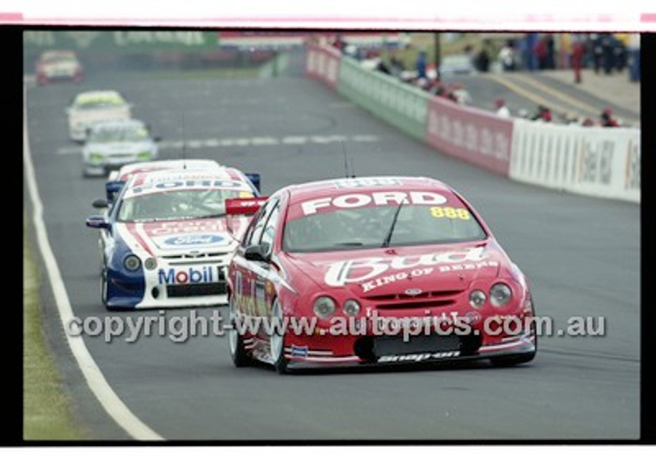 Bathurst 1000, 2001 - Photographer Marshall Cass - Code 01-MC-B01-684