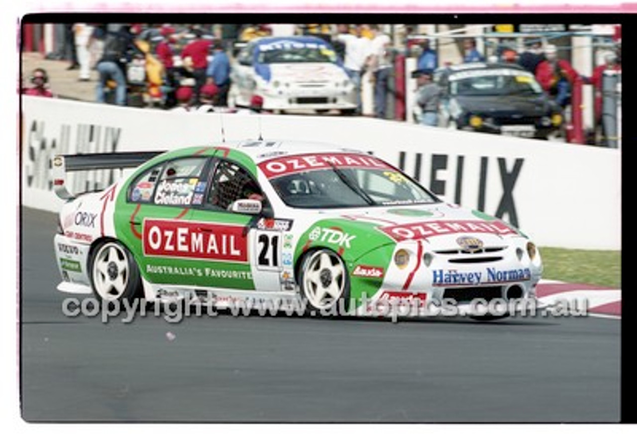 Bathurst 1000, 2001 - Photographer Marshall Cass - Code 01-MC-B01-729
