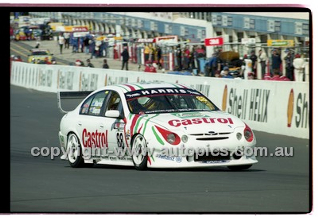 Bathurst 1000, 2001 - Photographer Marshall Cass - Code 01-MC-B01-752