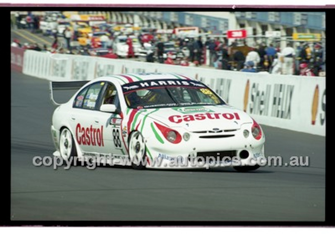 Bathurst 1000, 2001 - Photographer Marshall Cass - Code 01-MC-B01-895