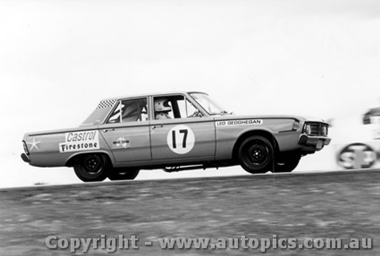 71014  -  Leo Geoghegan  -  Valiant Pacer  Oran Park  1971