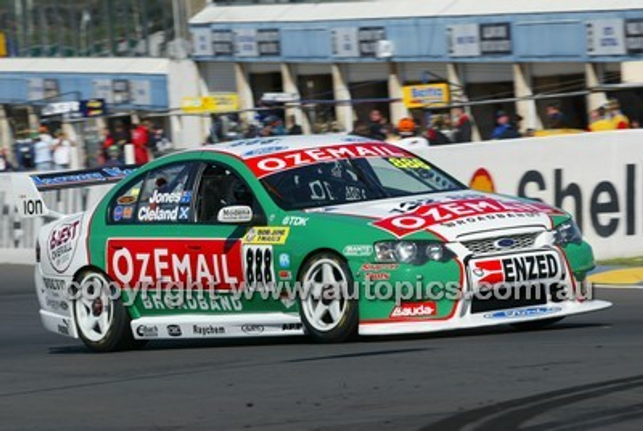 Bathurst 1000, 2003 -  Photographer Marshall Cass - Code 03-MC-B03-109