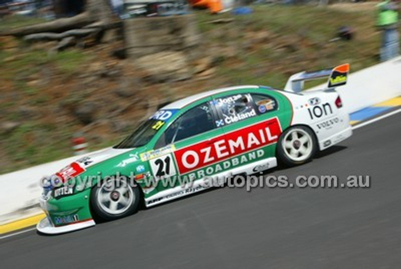 Bathurst 1000, 2004 -  Photographer Marshall Cass - Code 04-MC-B04-142