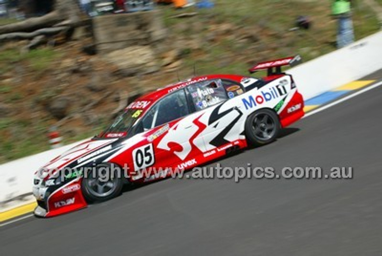 Bathurst 1000, 2004 -  Photographer Marshall Cass - Code 04-MC-B04-143