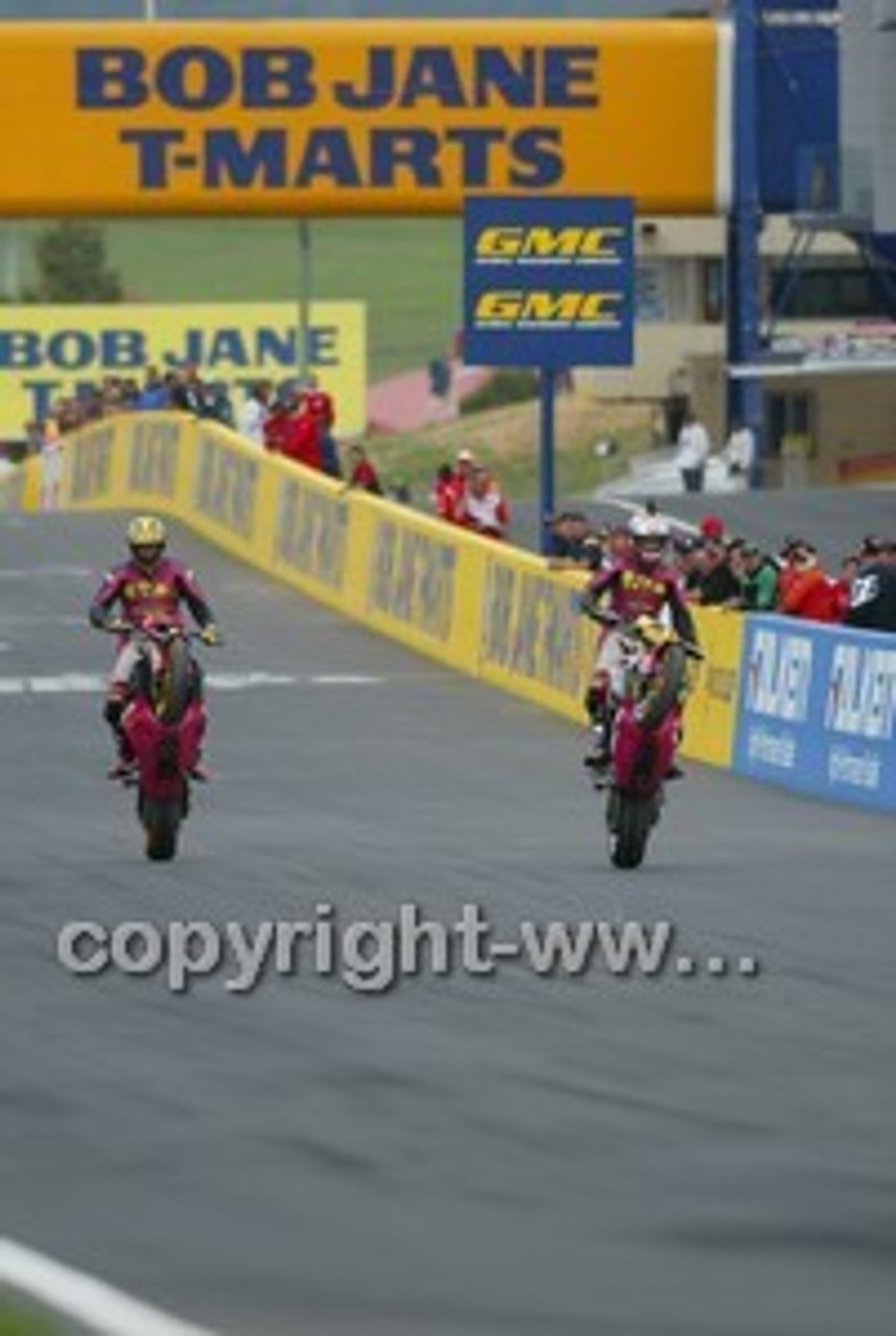 Bathurst 1000, 2004 -  Photographer Marshall Cass - Code 04-MC-B04-300