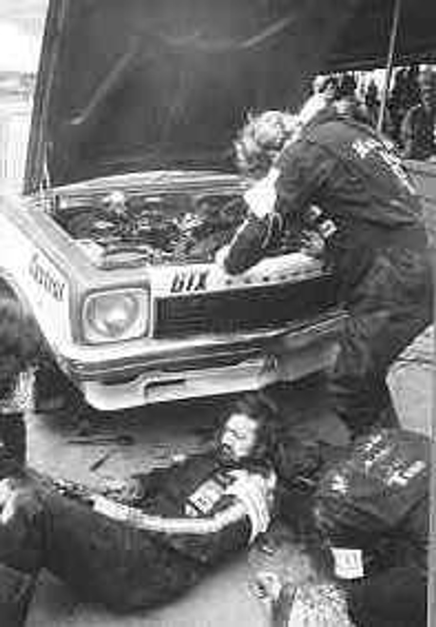 74709  -  P. Brock s  Pitt Crew hard at it.  -  Bathurst 1974 -  Holden Torana SLR5000