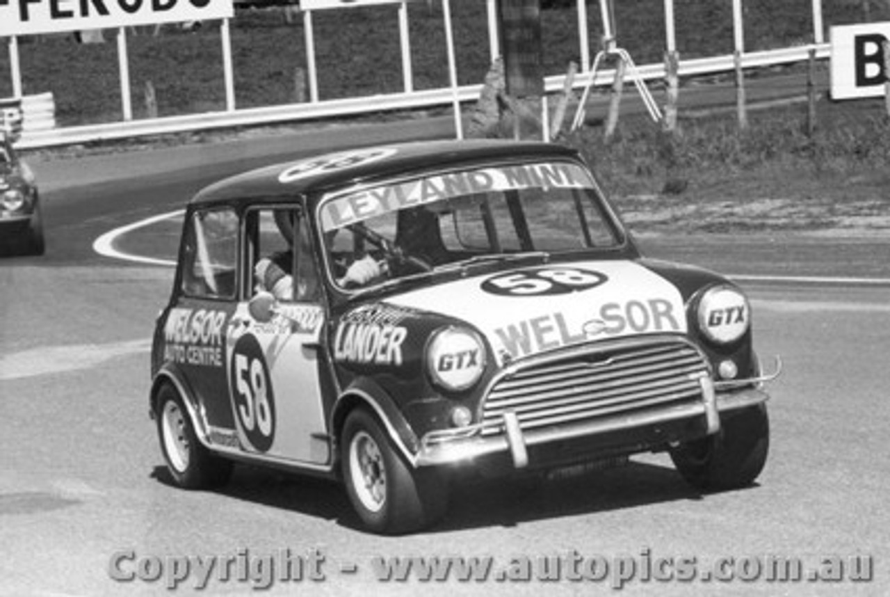 75706  -  P. Lander / R. Martin  -  Bathurst 1975  Class A winner Morris Cooper S