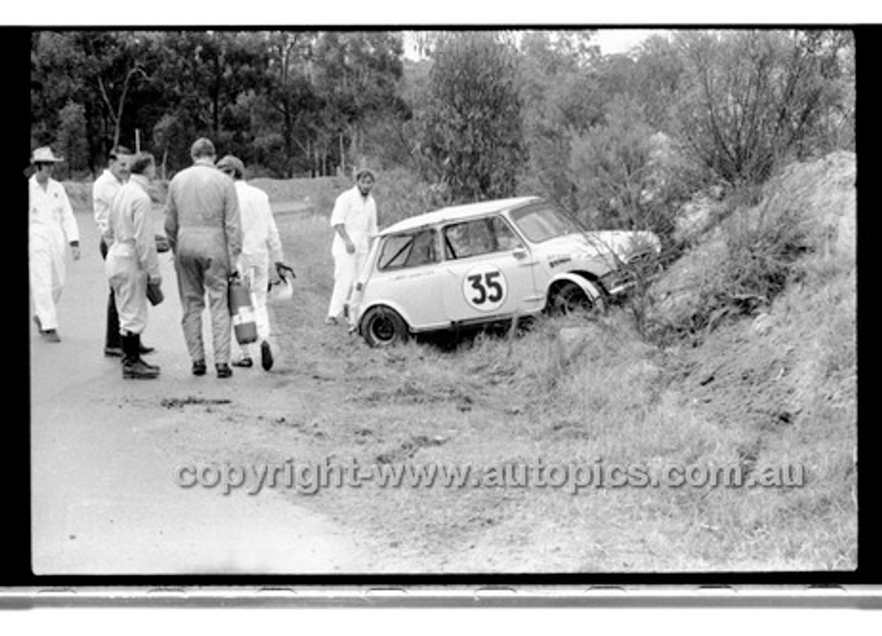 Jeff leighton Morris Cooper S - Amaroo Park 13th September 1970 - 70-AM13970-022