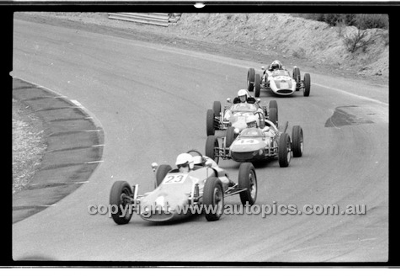 Barry McIver Mako & Terry O'Neill Rennmax Vee - Amaroo Park 13th September 1970 - 70-AM13970-034