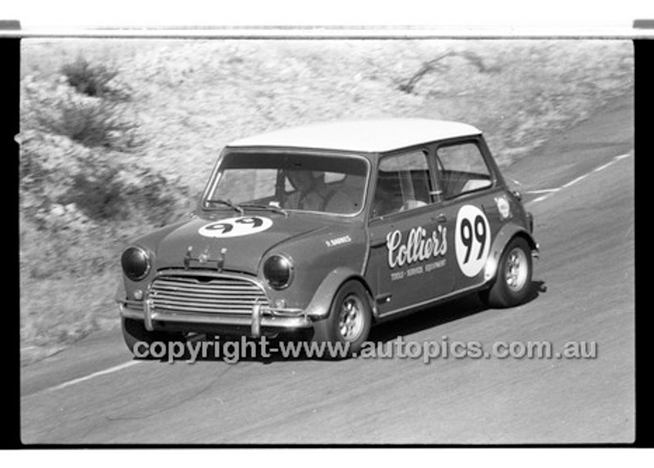 Phil Barnes Morris Cooper S - Amaroo Park 31th May 1970 - 70-AM31570-079