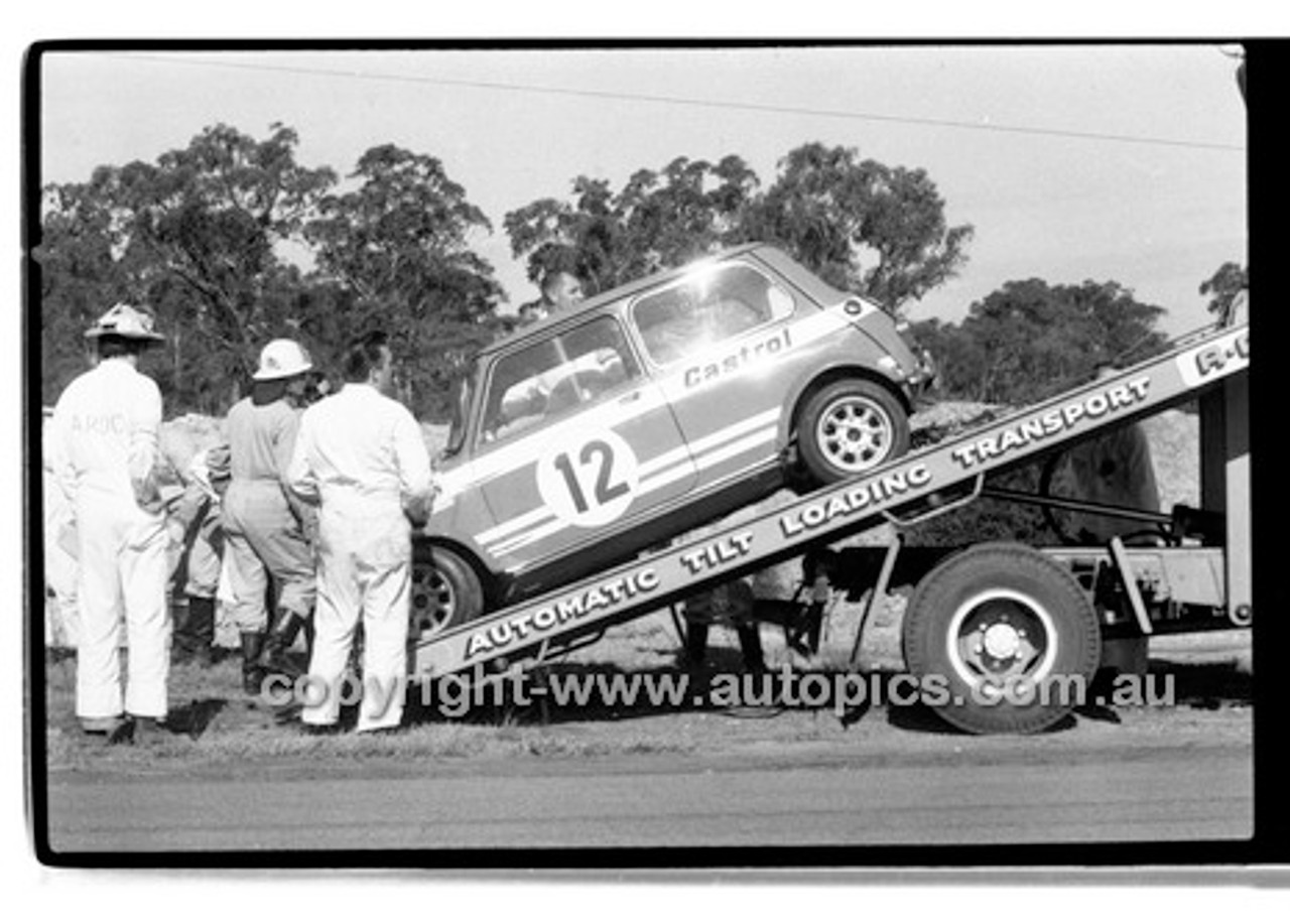 Don Holland Morris Cooper S - Amaroo Park 31th May 1970 - 70-AM31570-082