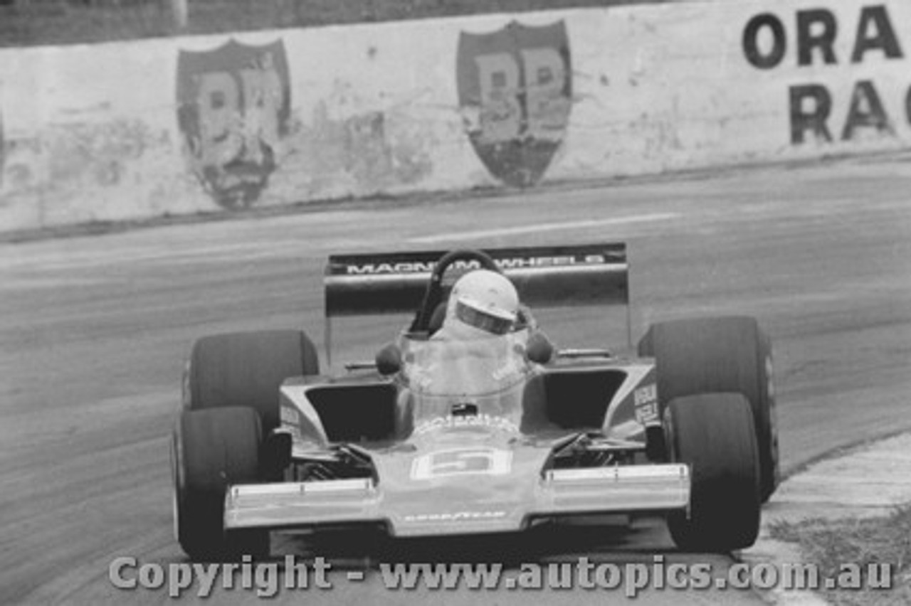 77605  -  K. Bartlett - Lola T332 Chev  -  Tasman Series 1977 - Oran Park