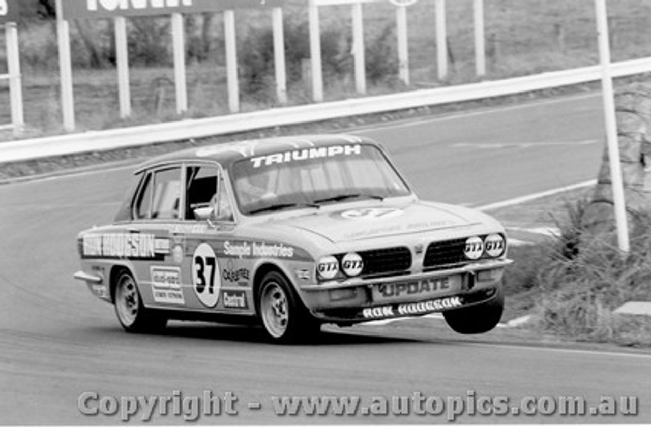 76726 - R. Dickson / G. Lawrence - Triumph Dolomite Sprint -  Bathurst 1976 - Photographer Lance J Ruting