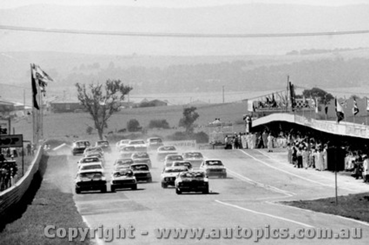 73713 - The Start - Bathurst 1973  Falcons get the jump on the Torana XU1s