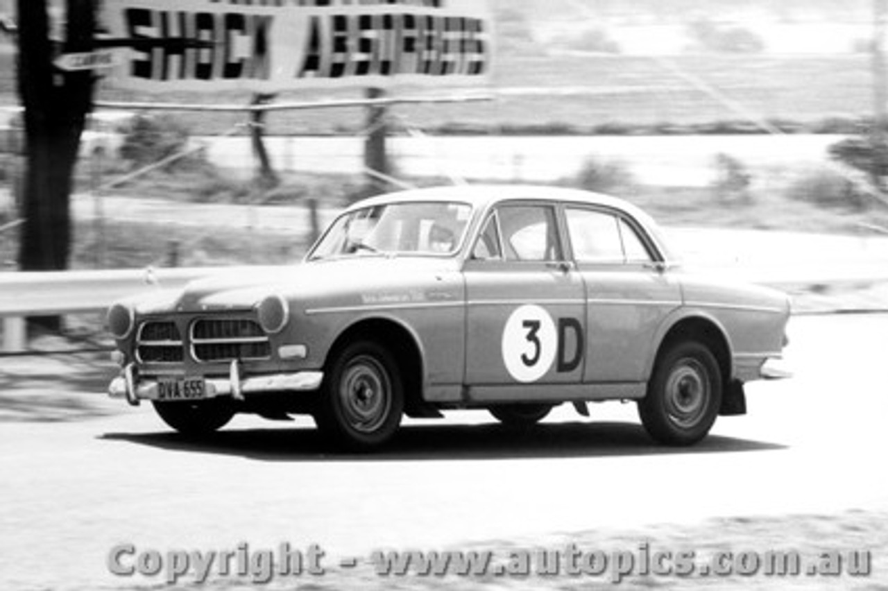 65718 - Bill Ford & Des West, Volvo 122s Bathurst 1965