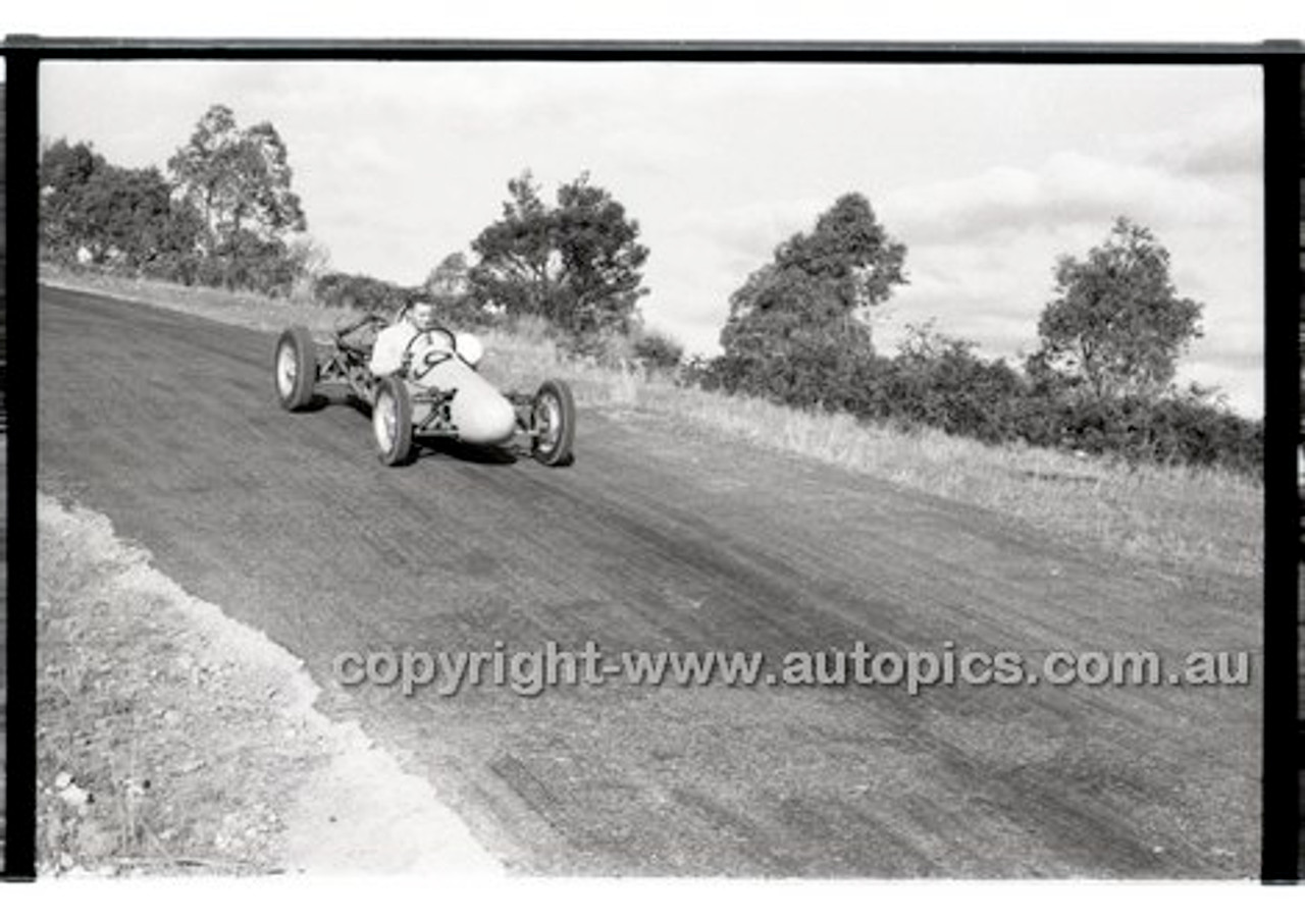 Rob Roy HillClimb 1st June 1958 - Photographer Peter D'Abbs - Code RR1658-016