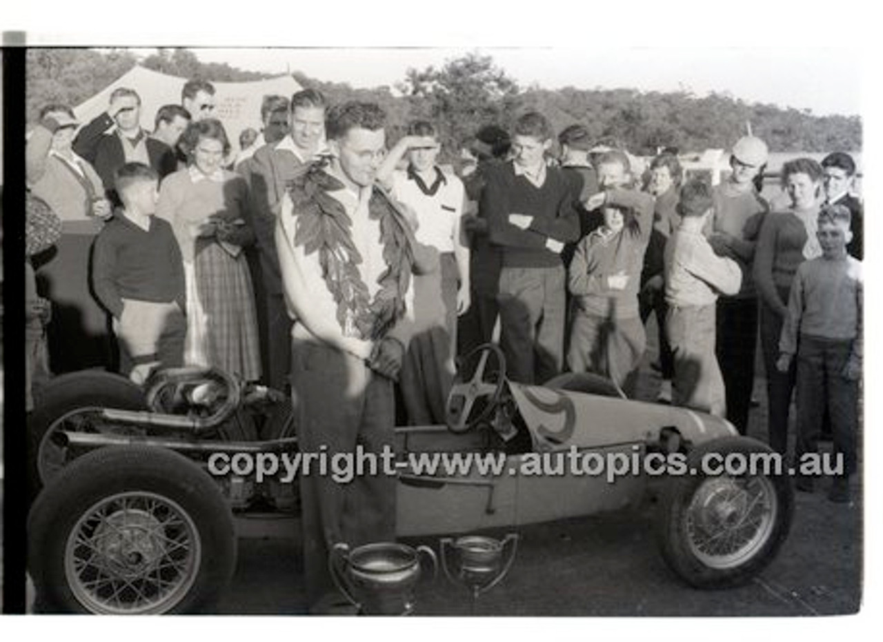 Rob Roy HillClimb 1st June 1958 - Photographer Peter D'Abbs - Code RR1658-024