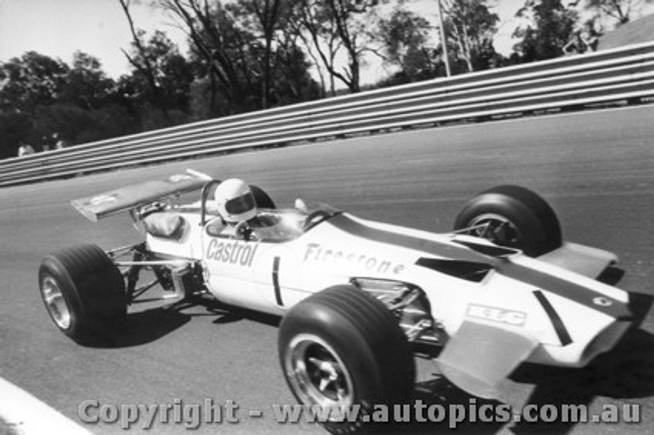 70530 - Leo Geoghegan  Lotus 59 - Warwick Farm 1970