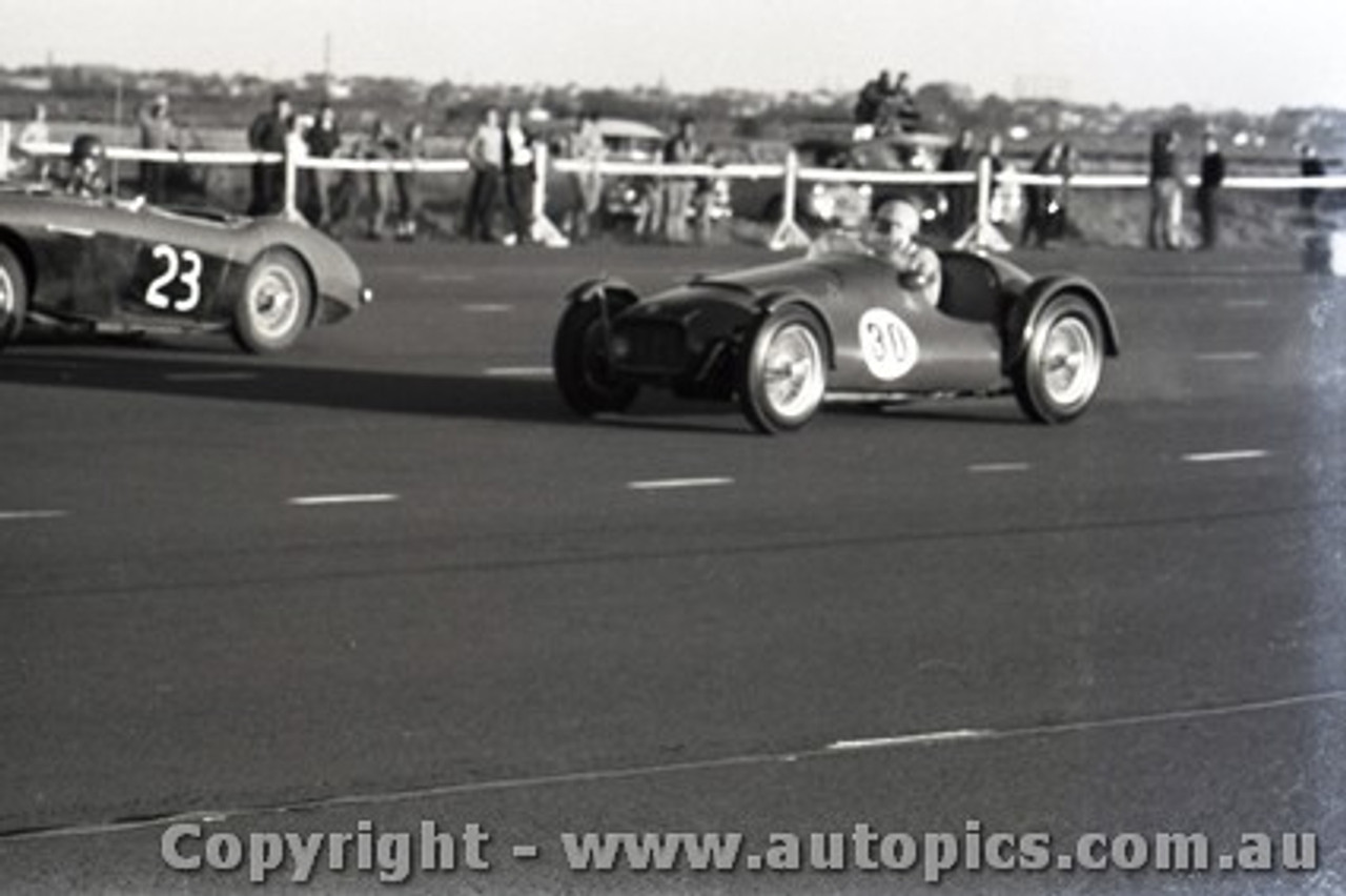 Fishermans Bend 16th June 1957 - Photographer Peter D'Abbs - Code FB16657-6