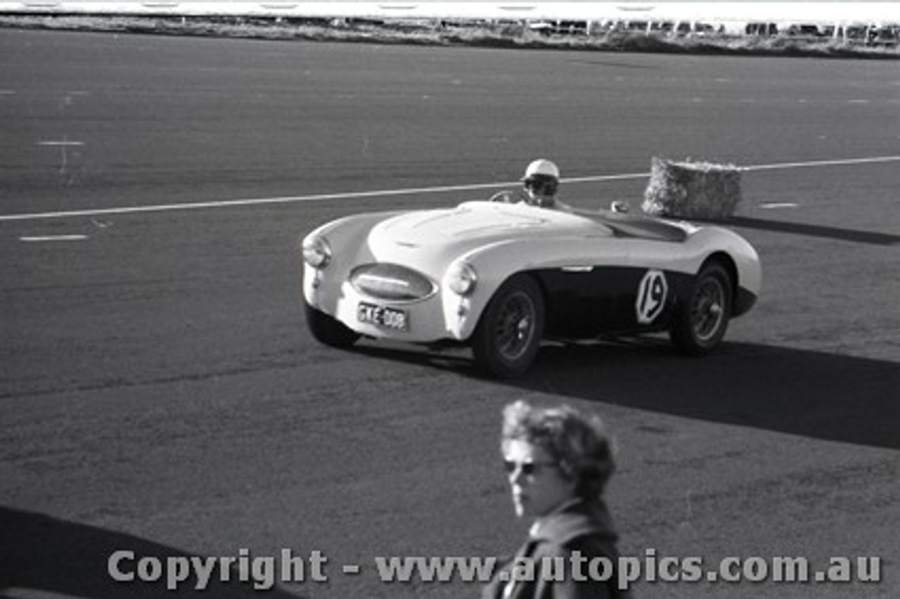 Fishermans Bend 16th June 1957 - Photographer Peter D'Abbs - Code FB16657-29