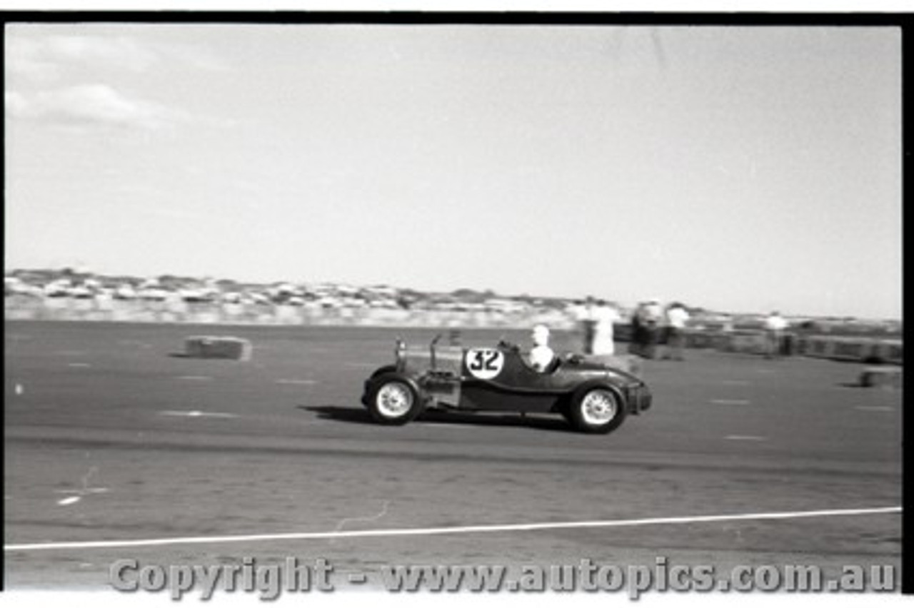 Fishermans Bend Febuary 1959 -  Photographer Peter D'Abbs - Code FB0259-26