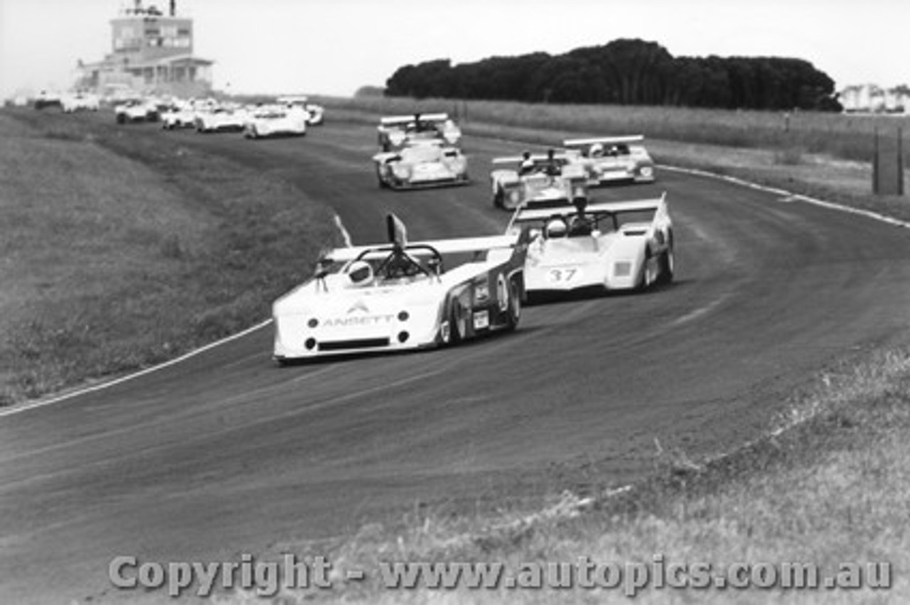 75402 - First Lap 1975 Aust. Sports Car Championship - Phillip Island - Elfin MS7 - McLaren M8F