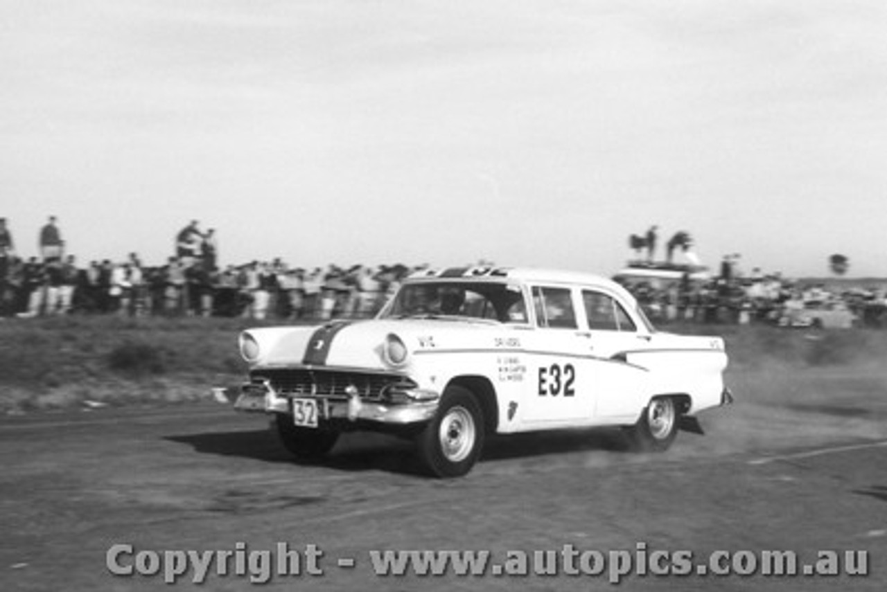 60703 - Gibbs / Carter / Wood Ford Customline - Armstrong 500 Phillip Island 1960