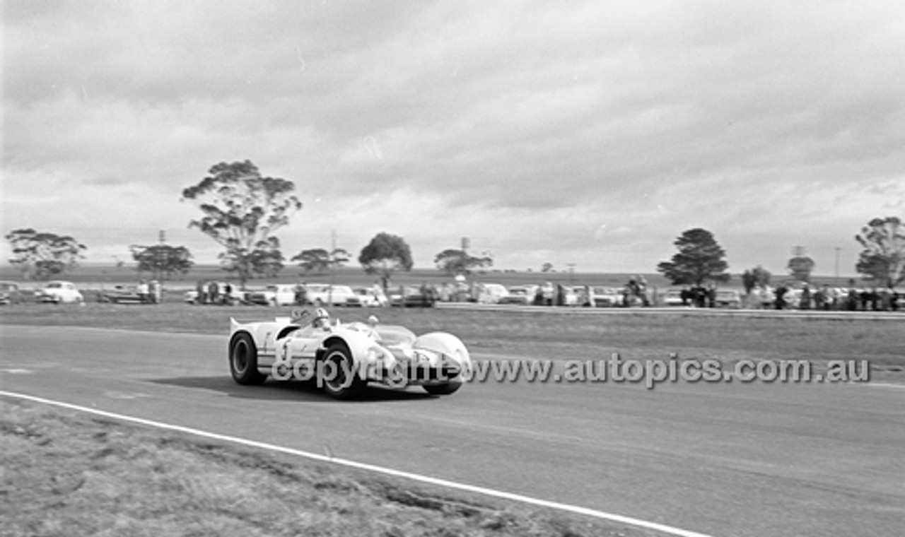 Calder 1966 - Photographer Peter D'Abbs - Code 66-PD-C-044