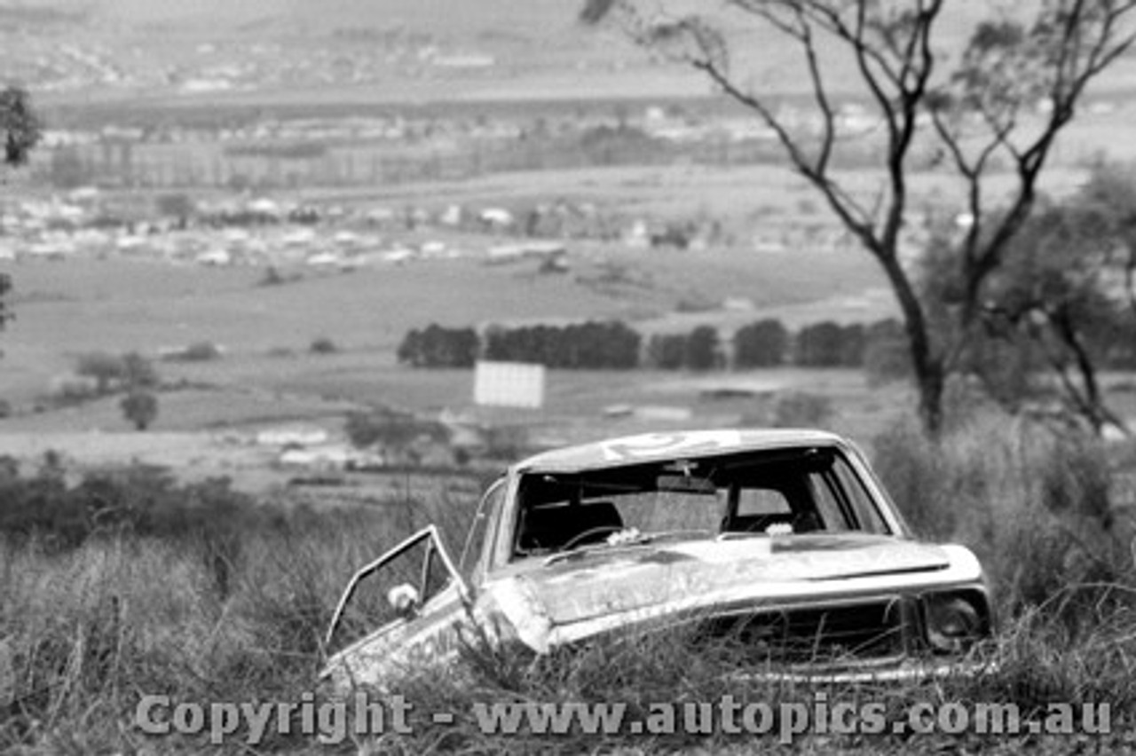 72725 - Colin Bond - Bathurst 1972 - Holden Torana XU1