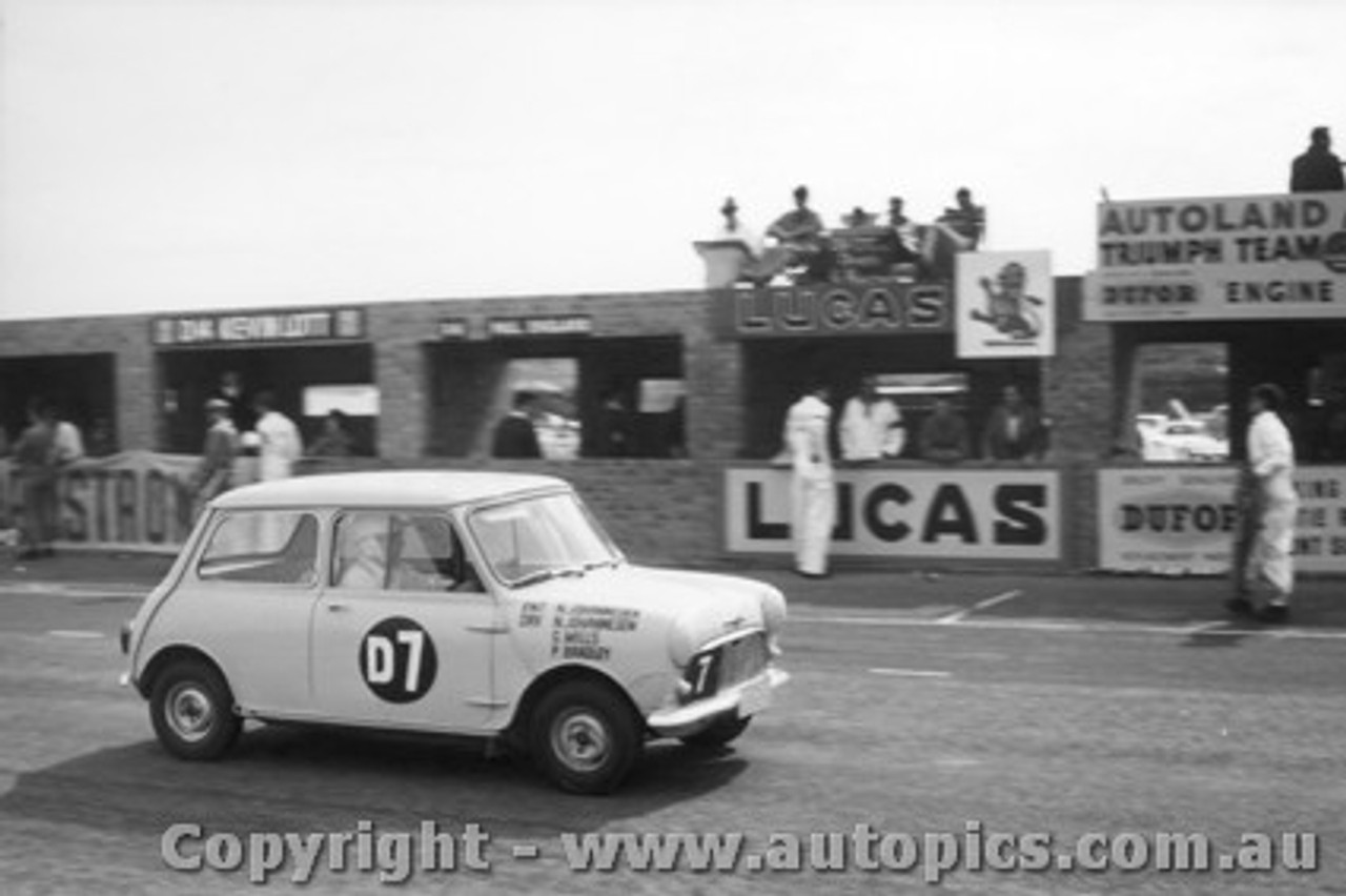 61708 - N. Johannesen / G. Miles - Morris 850 Armstrong 500 Phillip Island 1961