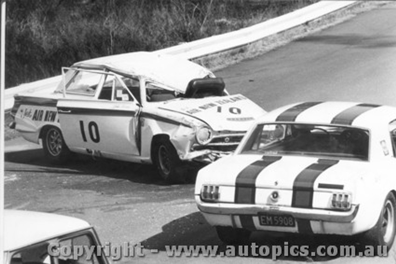 68056 - R. Coppins Mustang passing J. Ward s fatal crash - Catalina Park Katoomba 1968
