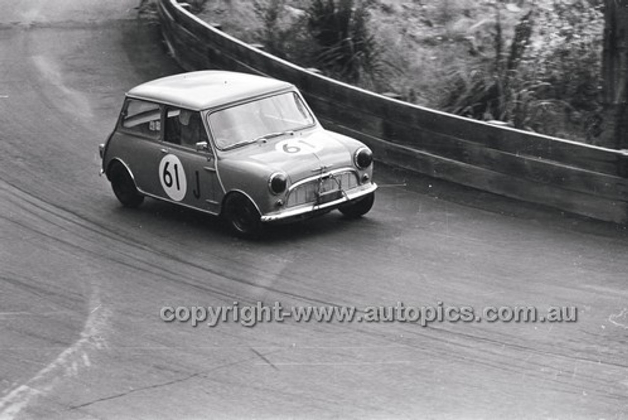 T. Egan, Morris 850 - Catalina Park Katoomba - 8th November 1964 - Code 64-C81164- 44