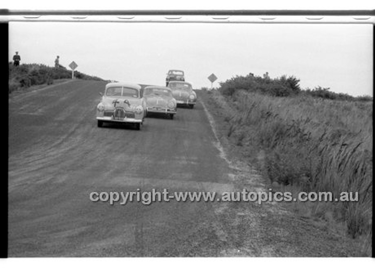 D. Leonard, Hoden FX - Phillip Island - 27th October 1957 - Code 57-PD-P271057-044